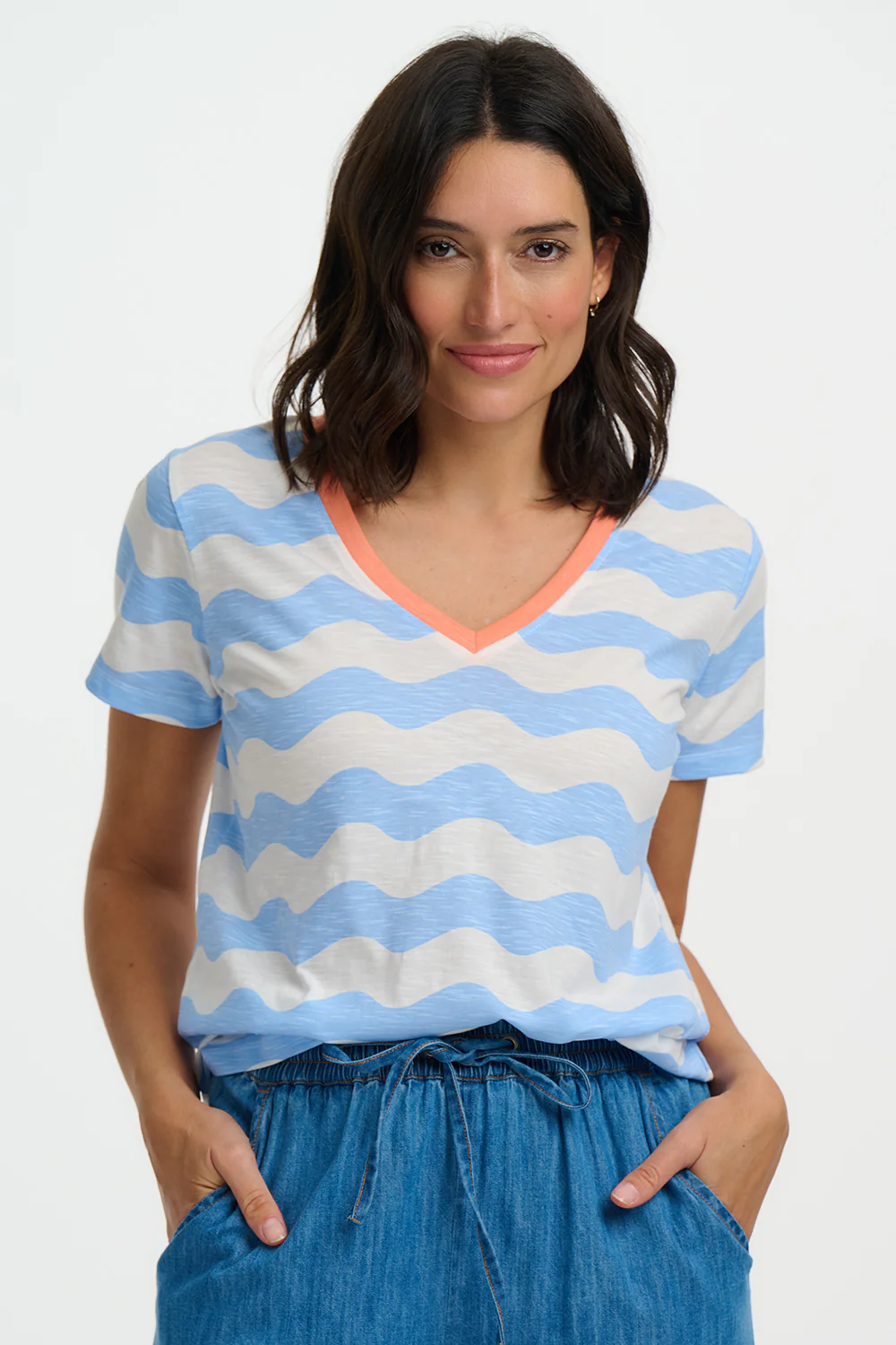 Khloe V-Neck T-Shirt Waves - Off White/Blue, Surf Waves - Image 3