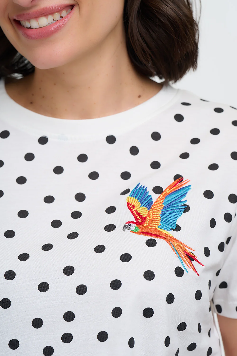 Maggie T-Shirt - Off White/Black Spots, Parrot - Image 2